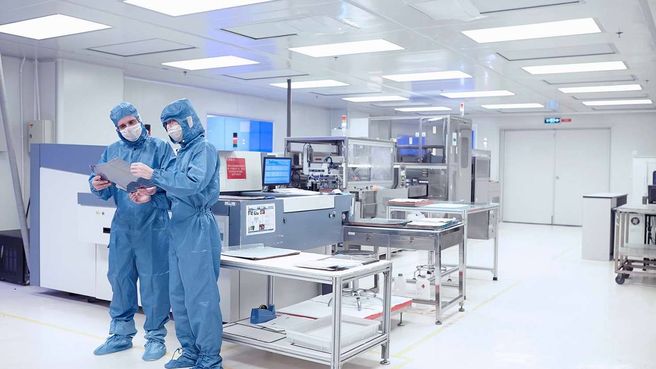 Qtenboard工厂优化生产线和金属加工流程，提升产能和质量