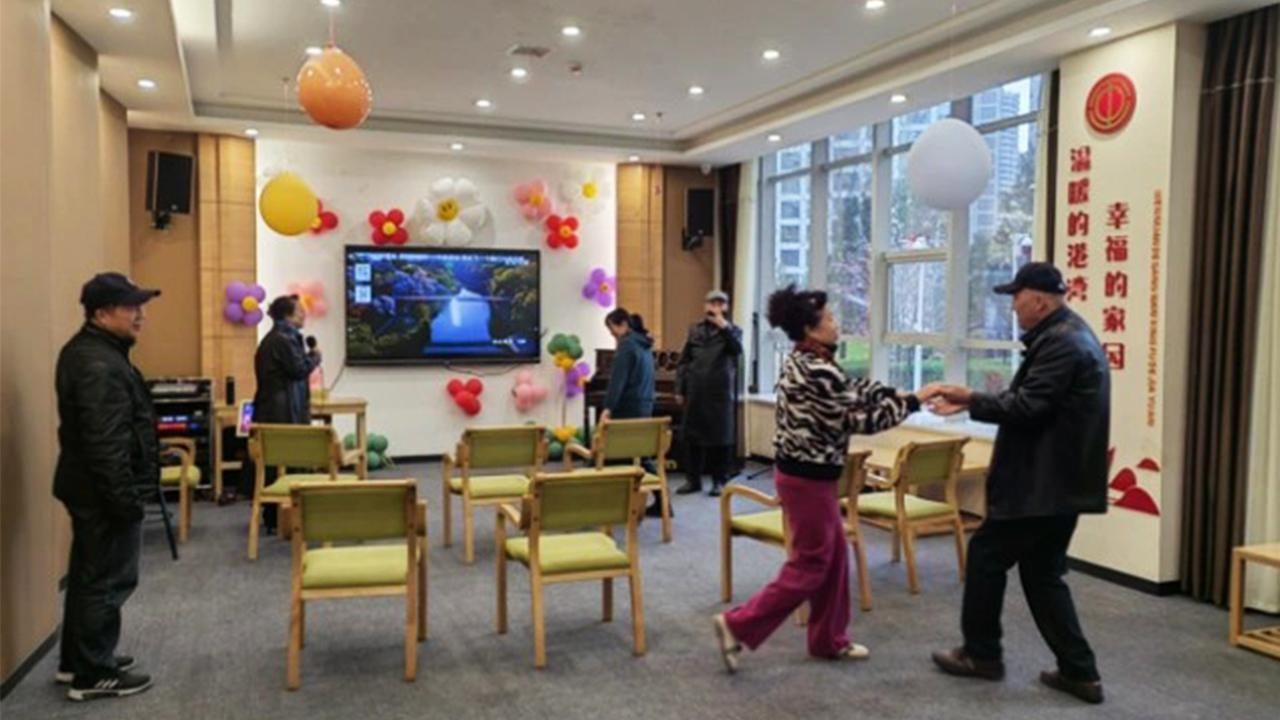 5 台交互式教学机点亮福田老人院，康维伟业架起老人与社会的桥梁