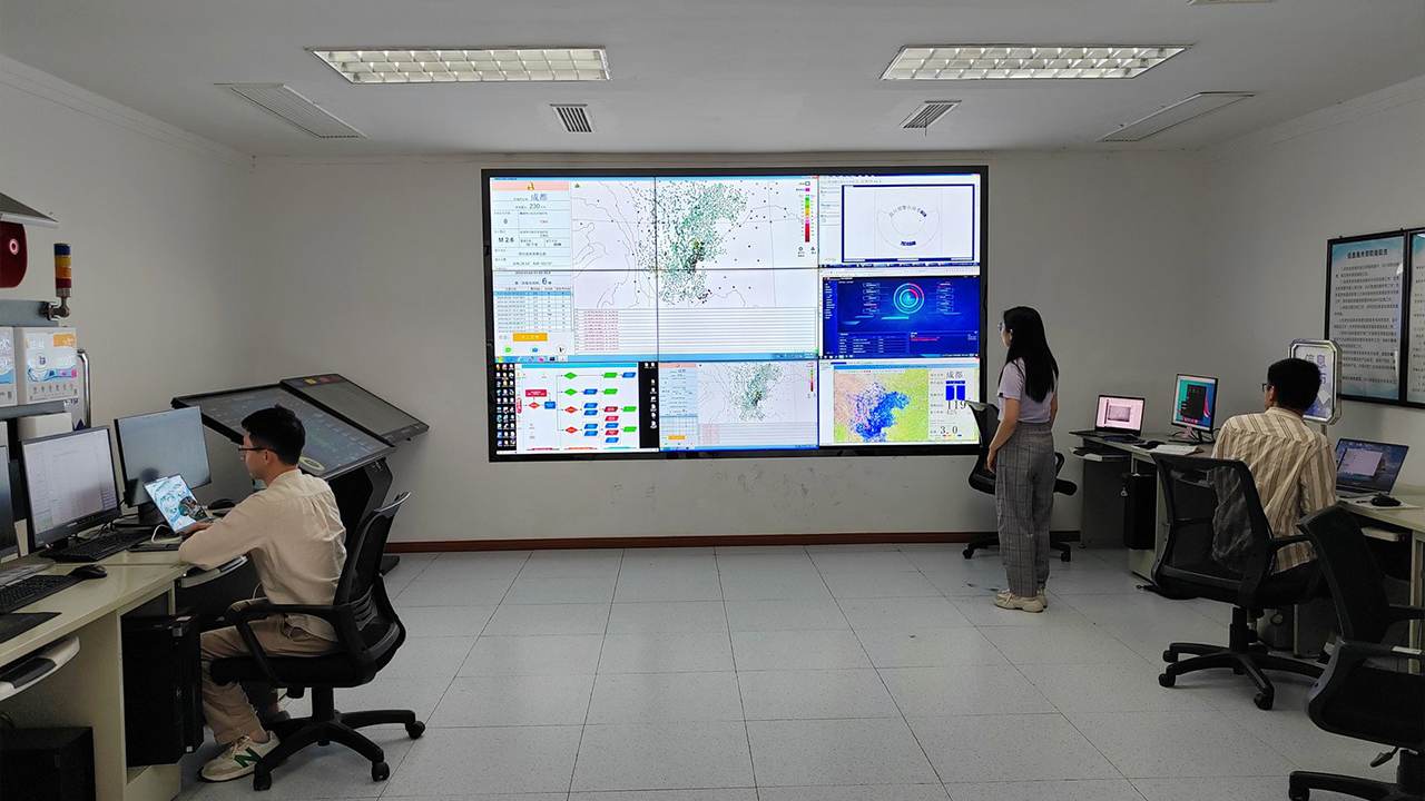 康维伟业 55 寸拼接屏助力南京某小区监控室升级，科技赋能社区安全管理​