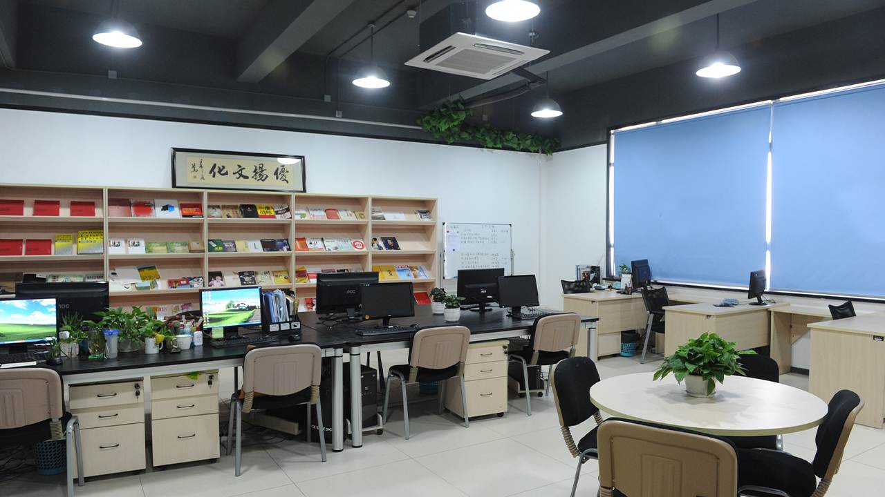康维伟业全身屏立式广告机亮相深圳，为服装直播解锁沉浸式展示新体验